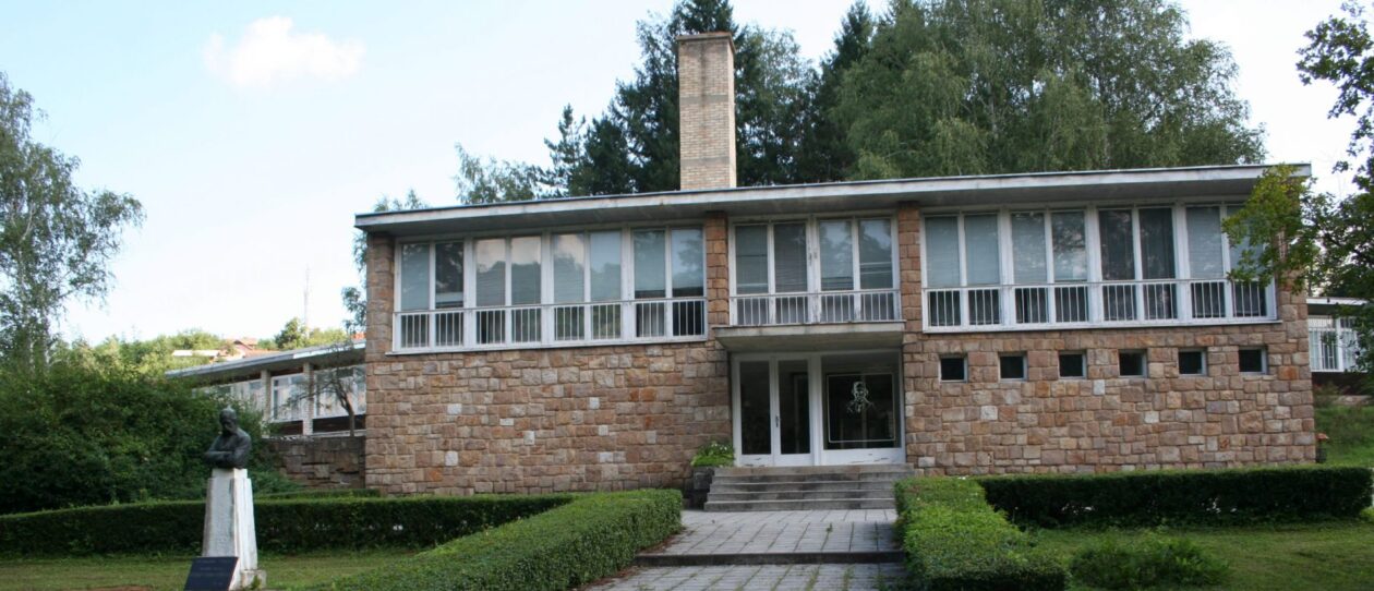 ВУКОВА СПОМЕНШКОЛА – ТРШИЋ